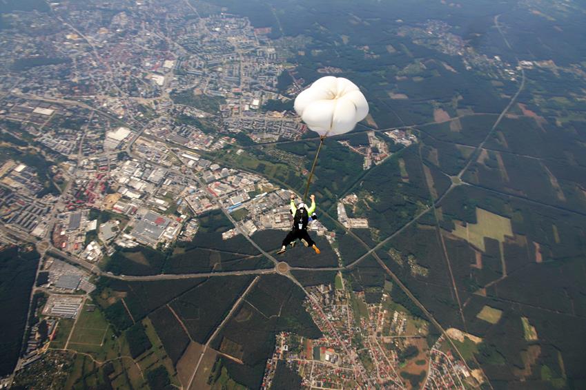 Skok ze spadochronem - strefaskokow.pl