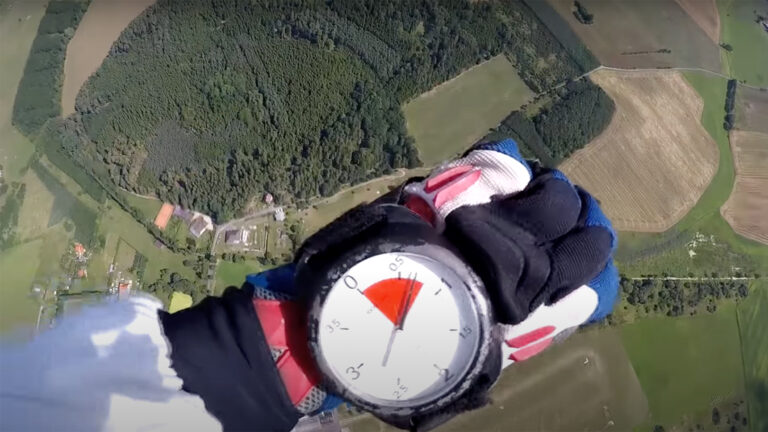 Wysokościomierz na nadgarstku spadochroniarza podczas skoku.