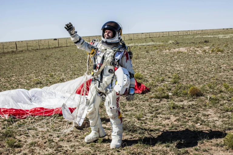 Felix Baumgartner w kombinezonie ciśnieniowym po lądowaniu ze spadochronem.