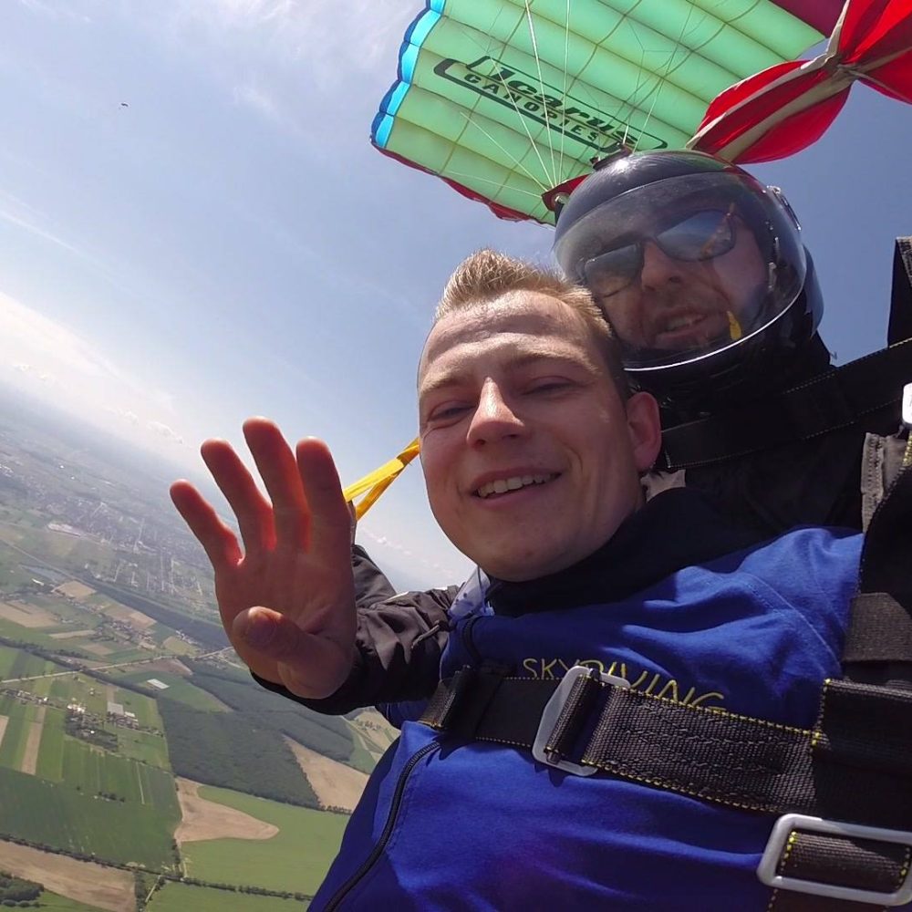 Skok spadochronowy w tandemie z instruktorem w Ostrowie Wielkopolskim + film "z ręki"