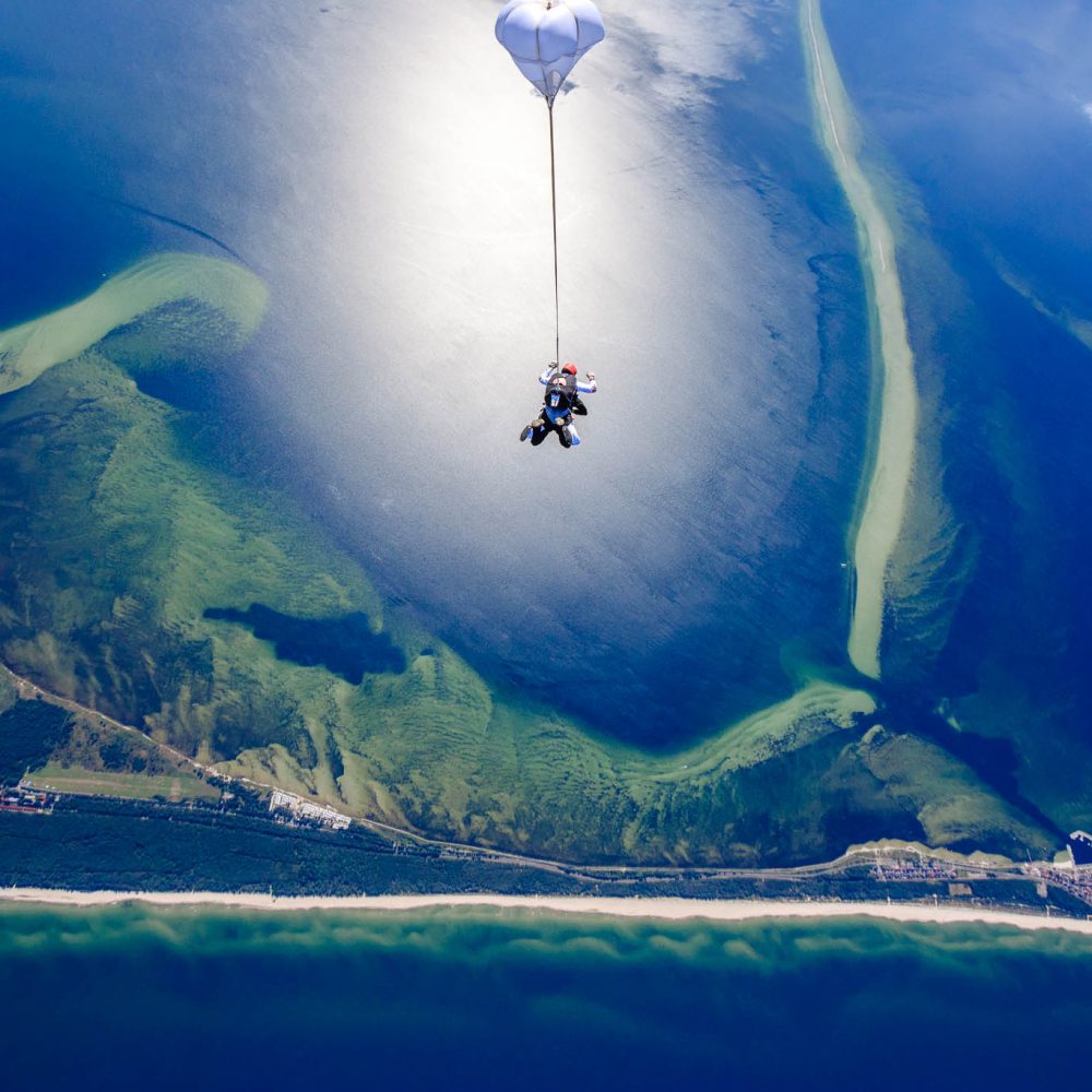 Skok spadochronowy w tandemie z instruktorem w Jastarni + filmowanie (HandyCam)