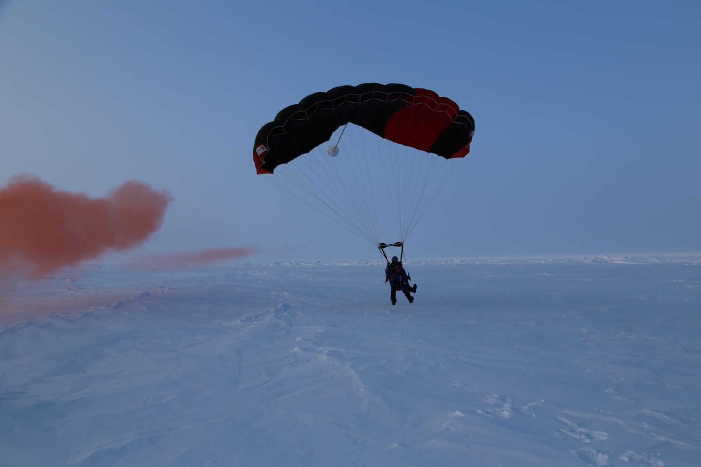Czy skoki spadochronowe są możliwe cały rok?