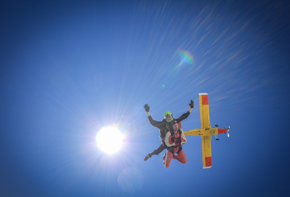 Euforia tuż po skoku - wkrótce otworzy się spadochron