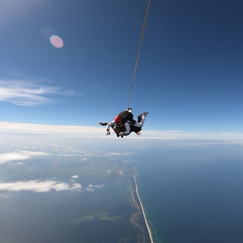 Skok spadochronowy w tandemie z instruktorem w Jastarni + filmowanie i zdjęcia