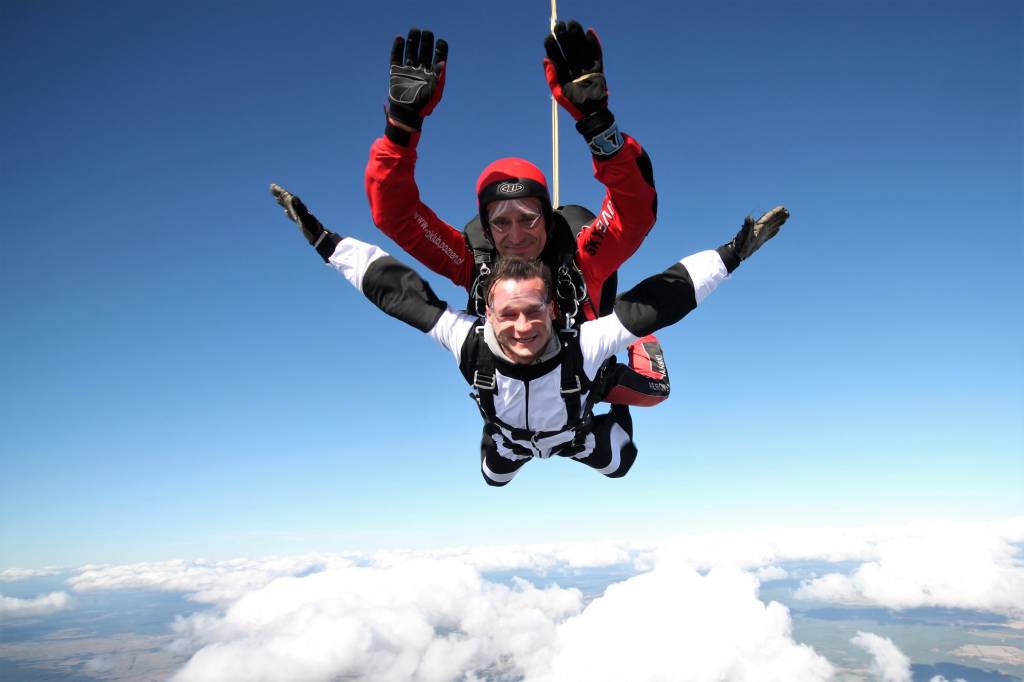 Na czym polega skok spadochronowy w tandemie