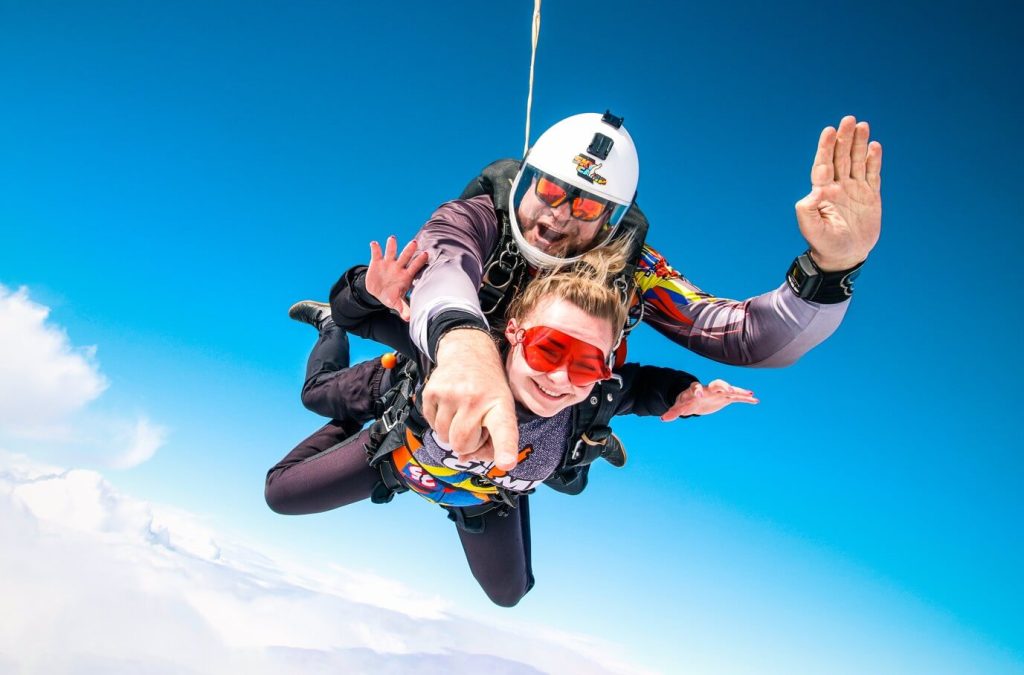 Skoki w tandemie ze spadochronem w Lesznie