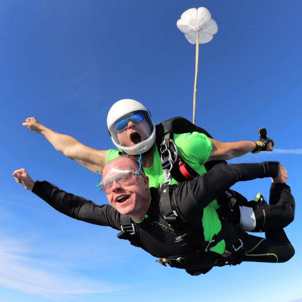 Skok ze spadochronem na wieczór kawalerski