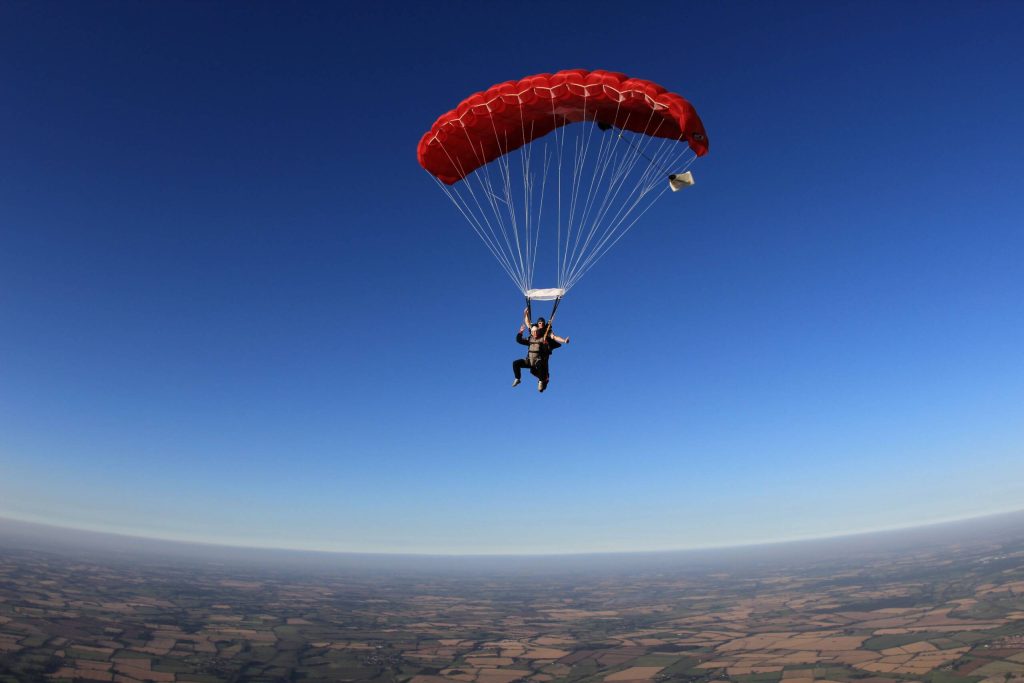 Skoki spadochronowe - rób rzeczy, które Cię przerażają