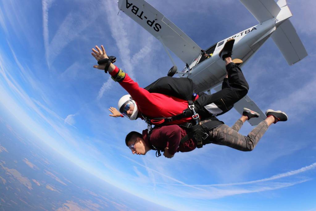 Skok ze spadochronem z samolotu w tandemie.