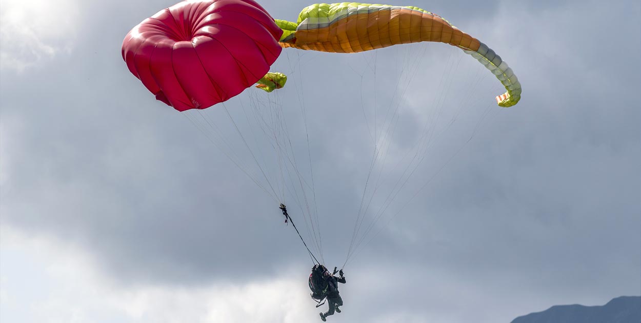 Czym jest spadochron zapasowy i jaka jest jego rola?