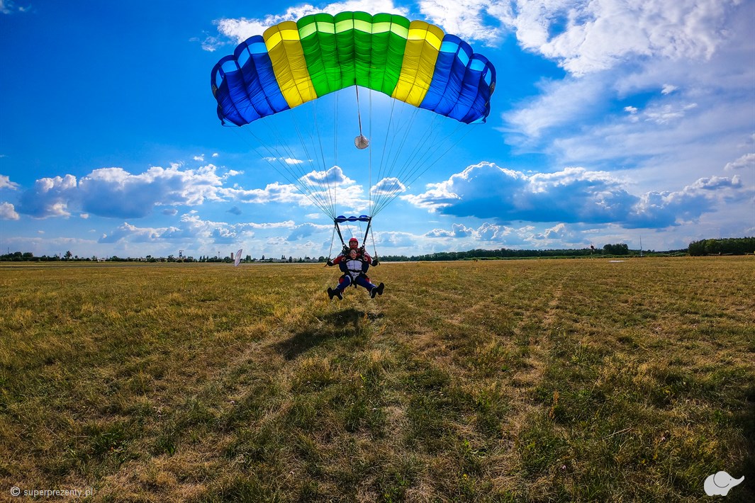 Z jaką prędkością spada się ze spadochronem po jego otwarciu?