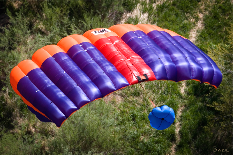 Z jakiego materiału zrobiony jest spadochron?